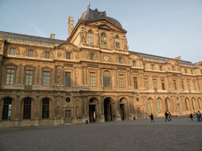  façade du Louvre sur la Cour Carrée